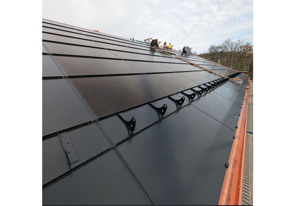 Pose des derniers panneaux solaire